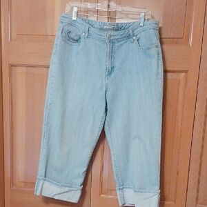 Women's Light Crop Blue Jeans With Cute Stiching On Pockets